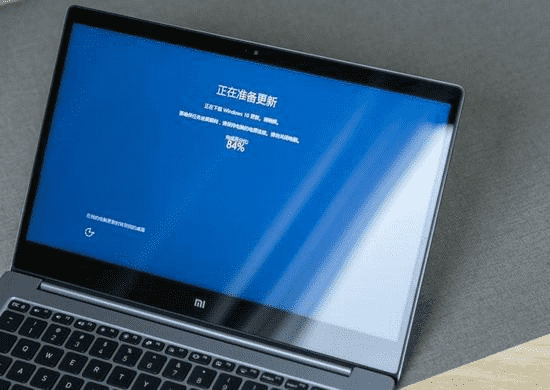 Вид на рамку экрана в ноутбуке Xiaomi Mi Notebook Air 13,3 Fingerprint 2018