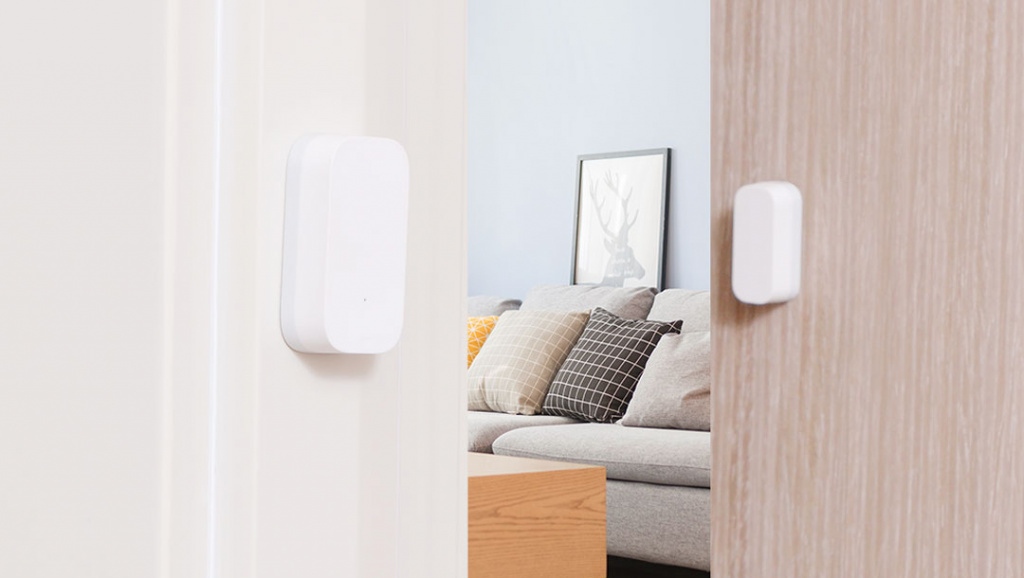 Датчик Xiaomi Aqara Sensor MCCGQ11LM на двери Xiaomi Aqara Window Door Sensor MCCGQ11LM